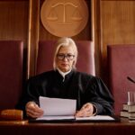 Comment la loi aborde le fait de porter plainte contre son fils pour insultes