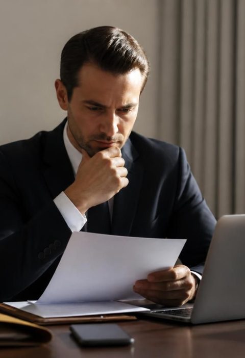 découvrez des astuces pratiques pour éviter une convocation policière liée au faux et usage de faux, et apprenez à naviguer efficacement dans le système judiciaire français.